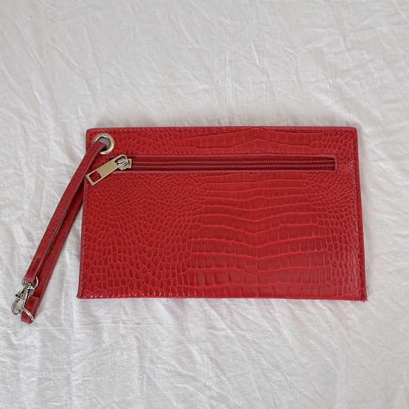 Handbags - ☘️ Red Leather Wristlet with Side Pocket